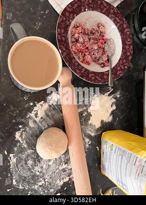 Traditionelle ukrainische Beerenknödel Zubereitung mit Teig, Nudeln und frischen Zutaten Stockfoto
