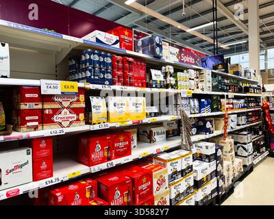 Manchester, Großbritannien - 30. September 2025: Eine große Auswahl an Bierkisten und -Packungen, die in den Regalen in Manchester, Großbritannien, angeordnet sind. Stockfoto