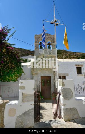 Amorgos, Griechenland - 11. September 2025: Orthodoxe Kirche mit Glockenturm in Katapola. Dieses Dorf ist der zweite Hafen für Fährverbindungen auf der Insel Stockfoto