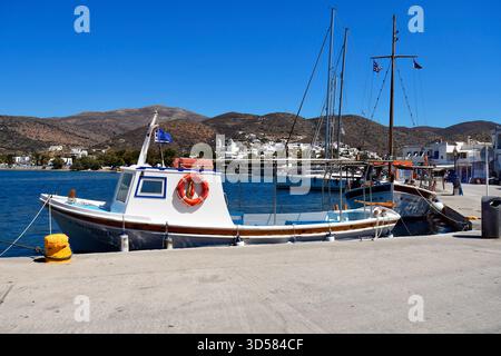 Amorgos, Griechenland - 11. September 2025: Pier mit Geschäften, Restaurants, Schiffen und Segelschiffen in Katapola. Dieses Hotel ist der zweite Hafen für Fährverbindungen Stockfoto