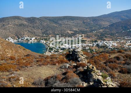 Amorgos, Griechenland - 11. September 2025: Blick von der antiken Stätte Minoa auf dem Hügel Moundoulia auf das Dorf Katapola Stockfoto