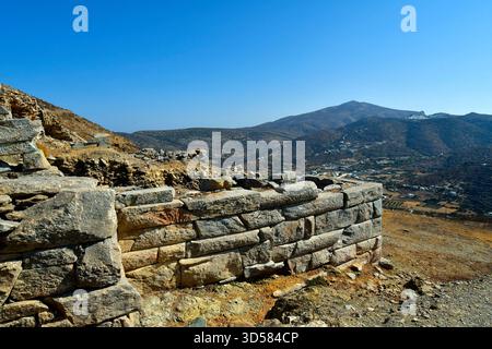 Amorgos, Griechenland - 11. September 2025: Die antike Stätte von Minoa oberhalb der Stadt Katapola auf dem Moundoulia-Hügel, der ehemaligen Sommerresidenz des Kretischen K Stockfoto