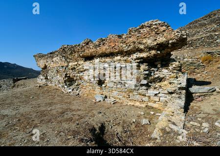 Amorgos, Griechenland - 11. September 2025: Die antike Stätte von Minoa oberhalb der Stadt Katapola auf dem Moundoulia-Hügel, der ehemaligen Sommerresidenz des Kretischen K Stockfoto