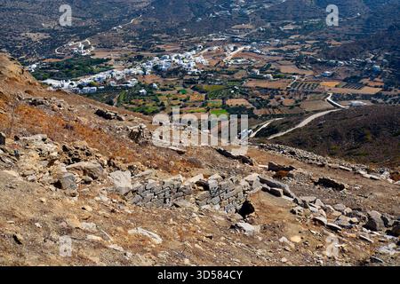 Amorgos, Griechenland - 11. September 2025: Blick von der antiken Stätte Minoa auf die Stadt Katapola, die ehemalige Sommerresidenz des kretischen Königs Minos Stockfoto
