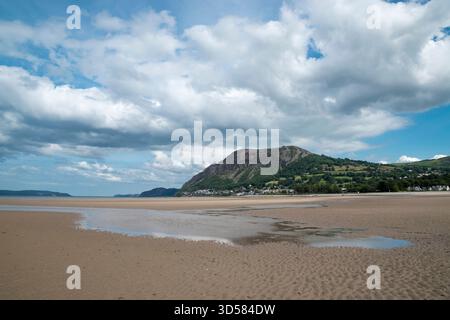 Llanfairfechan an der Küste von Nordwales mit Blick auf die Landzunge Penmaen Mawr Stockfoto