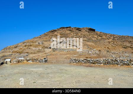 Amorgos, Griechenland - 11. September 2025: Die antike Stätte von Minoa oberhalb der Stadt Katapola auf dem Moundoulia-Hügel, der ehemaligen Sommerresidenz des Kretischen K Stockfoto