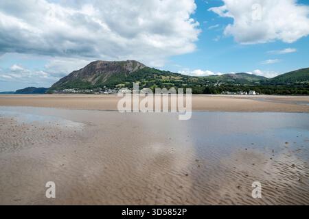 Llanfairfechan an der Küste von Nordwales mit Blick auf die Landzunge Penmaen Mawr Stockfoto