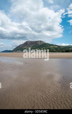 Llanfairfechan an der Küste von Nordwales mit Blick auf die Landzunge Penmaen Mawr Stockfoto
