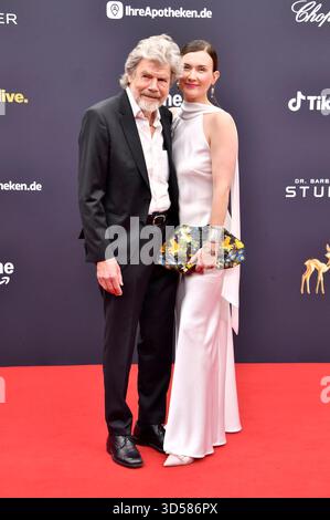 Reinhold Messner mit Ehefrau Diane Schumacher bei der 77. Bambi-Verleihung 2025 in den Bavaria Filmstudios. München, 13.11.2025 Stockfoto
