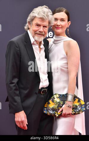 Reinhold Messner mit Ehefrau Diane Schumacher bei der 77. Bambi-Verleihung 2025 in den Bavaria Filmstudios. München, 13.11.2025 Stockfoto