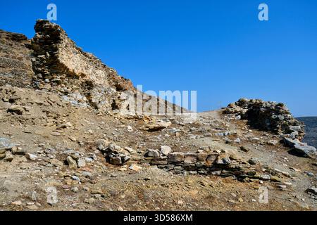 Amorgos, Griechenland - 11. September 2025: Die antike Stätte von Minoa oberhalb der Stadt Katapola auf dem Moundoulia-Hügel, der ehemaligen Sommerresidenz des Kretischen K Stockfoto