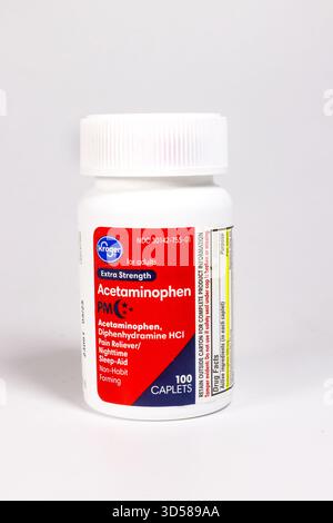 Nahaufnahme einer weißen Plastikflasche Kroger extra starkes Paracetamol PM Schmerzmittel und Nachtschlafhilfe mit roter und blauer Kennzeichnung Stockfoto