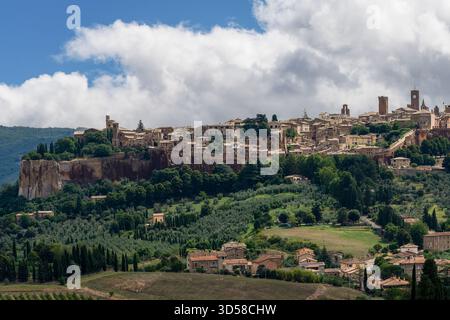 Italien - Orvieto - mittelalterliche Bergstadt auf vulkanischem Tuff - großer Panoramablick mit Olivenhainen, Zypressen und Steintürmen Stockfoto