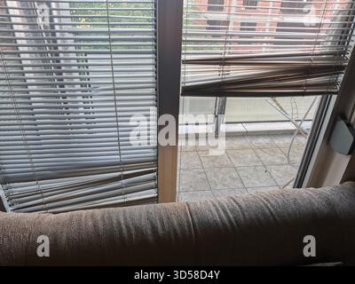Fensterjalousien und Blick vom Balkon vom Wohnzimmer Stockfoto