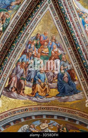 Italien - Orvieto - Duomo di Orvieto - Deckendetail von Christus und den Aposteln auf goldenem Mosaik in der Kapelle San Brizio Stockfoto