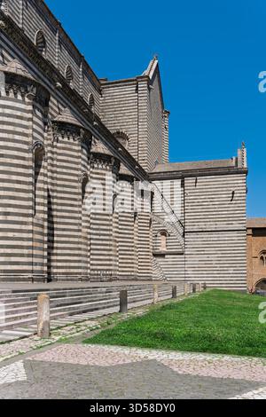 Italien - Orvieto - Duomo di Orvieto - Außenansicht der massiven schwarz-weiß gestreiften Seitenwand Stockfoto