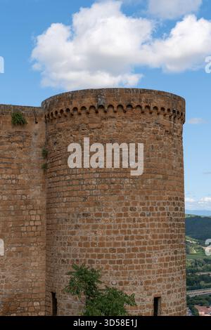 Italien - Orvieto - Rocca Albornoz - Nahaufnahme des massiven runden Steinschutzturms Stockfoto