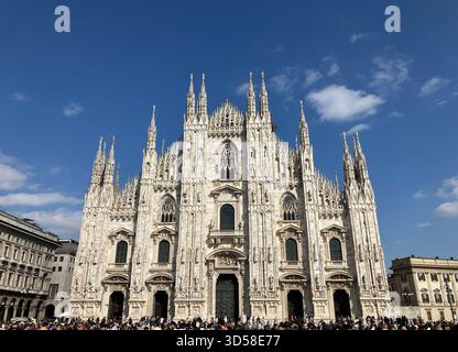 Italien. Mailand. Dom. Fassade mit Menschenmassen vom Domplatz. Stockfoto