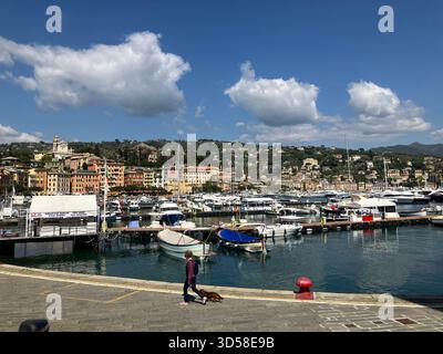 Italien. Santa Margherita Ligure. Blick auf das Meer und die Boote im Hafen. Stockfoto