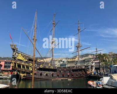 Italien. Genua. Seitenansicht der Vascello Neptun-Nachbildung im Hafen. Stockfoto