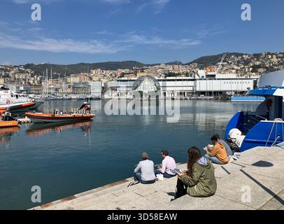 Italien. Genua. Porto Antico. Blick auf das Aquarium mit Biosphäre von der anderen Seite des Hafens. Stockfoto