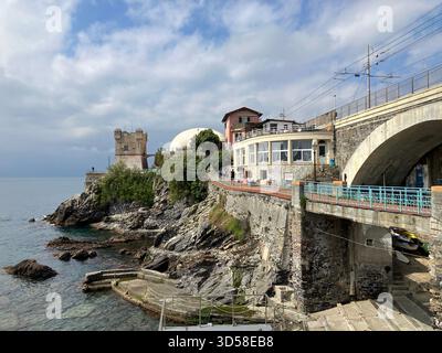 Italien. Nervi. Blick auf Torre Gropallo und Gebäude am Meer. Stockfoto
