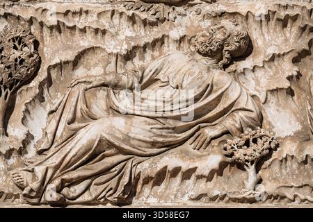 Italien - Orvieto - Duomo di Orvieto - Nahaufnahme des Marmorreliefs, das Jesse auf der Fassade schlafend zeigt Stockfoto