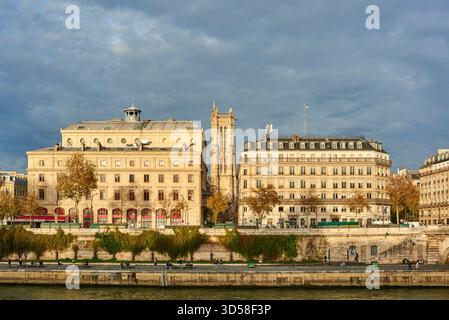 Gebäude am rechten Ufer, Paris, Frankreich, mit der historischen Tour Saint Jaques im Zentrum Stockfoto