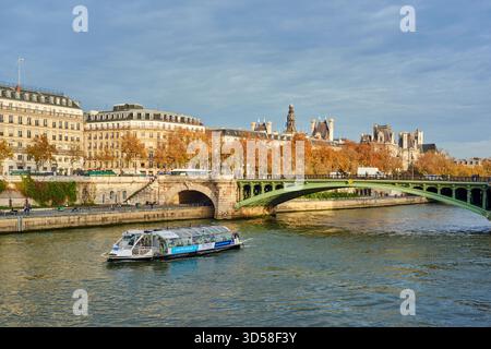 Pont Notre Dame und das rechte Ufer, Paris, Frankreich, an der seine, mit Hotel de Ville im Hintergrund Stockfoto