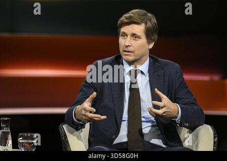 Moritz Schularick Ökonom 11/25 ihr Prof. Moritz Schularick am 13. November 2025 in Markus Lanz , ZDF Aufzeichnung vom 12. November 2025 TV Fernsehen Talkshow Talkshow Deutschland deutsch deutscher Mann Volkswirt Wirtschaftswissenschaftler Wissenschaftler Wirtschaft Präsident IWF deutscher Ökonom Wissenschaftler Wirtschaft quer halb sitzend sprechend gestikuliert *** Moritz Schularick Ökonom 11 25 ihr Prof. Moritz Schularick am 13. November 2025 in Markus Lanz , ZDF Aufnahme vom 12. November 2025 TV-Talkshow Talkshow deutschland deutscher Mann Ökonom Wissenschaftler econo Stockfoto