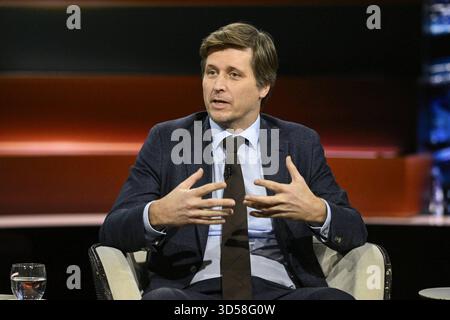 Moritz Schularick Ökonom 11/25 ihr Prof. Moritz Schularick am 13. November 2025 in Markus Lanz , ZDF Aufzeichnung vom 12. November 2025 TV Fernsehen Talkshow Talkshow Deutschland deutsch deutscher Mann Volkswirt Wirtschaftswissenschaftler Wissenschaftler Wirtschaft Präsident IWF deutscher Ökonom Wissenschaftler Wirtschaft quer halb sitzend sprechend gestikuliert *** Moritz Schularick Ökonom 11 25 ihr Prof. Moritz Schularick am 13. November 2025 in Markus Lanz , ZDF Aufnahme vom 12. November 2025 TV-Talkshow Talkshow deutschland deutscher Mann Ökonom Wissenschaftler econo Stockfoto