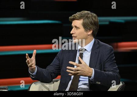 Moritz Schularick Ökonom 11/25 ihr Prof. Moritz Schularick am 13. November 2025 in Markus Lanz , ZDF Aufzeichnung vom 12. November 2025 TV Fernsehen Talkshow Talkshow Deutschland deutsch deutscher Mann Volkswirt Wirtschaftswissenschaftler Wissenschaftler Wirtschaft Präsident IWF deutscher Ökonom Wissenschaftler Wirtschaft quer halb sitzend sprechend gestikuliert *** Moritz Schularick Ökonom 11 25 ihr Prof. Moritz Schularick am 13. November 2025 in Markus Lanz , ZDF Aufnahme vom 12. November 2025 TV-Talkshow Talkshow deutschland deutscher Mann Ökonom Wissenschaftler econo Stockfoto