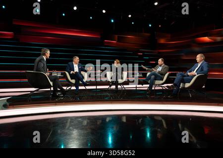 Talkrunde bei Markus Lanz , ZDF 11/25 her Markus Lanz, Tino Chrupalla, Florence Gaub, Wladimir Kara-Mursa und Justus Bender v. li. Am 11. November 2025 in Markus Lanz , ZDF TV Fernsehen Talkshow Talkshow Talkshow Talkshow Deutschland deutsch deutscher Mann Männer Frau Politik Politiker russisch-britisch britisch russisch Co-Vorsitzende Parteivorsitzender AfD Politologin Zukunftsforscherin Politikwissenschaftlerin Sicherheitsexpertin Wissenschaftlerin Wissenschaft Journalismus Moderatorin Autor Fotografie Fotograf FAS deutsche Journalistin Gastgeberin Fotografin Autorin Stockfoto