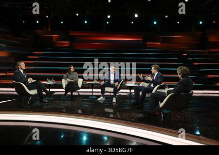 Talkrunde bei Markus Lanz , ZDF 11/25 her Markus Lanz, Julia Löhr, Prof. Andreas Peichl, Prof. Moritz Schularick und Harald Jähner v. li. Am 13. November 2025 in Markus Lanz , ZDF Aufzeichnung vom 12. November 2025 TV Fernsehen Talkshow Talk Show Deutschland deutsch deutscher Mann Männer Frau Journalistin Wirtschaftsexpertin FAZ Ökonom Volkswirt Wirtschaftswissenschaftler Wissenschaftler Wirtschaft ifo-Institut Italien Italienisch Italienisch Italienisch-deutscher Moderator Fotografie Fotograf Journalismus Journalismus Journalist Autor Autor Autor Gastgeberin deutsch-italienisch Stockfoto