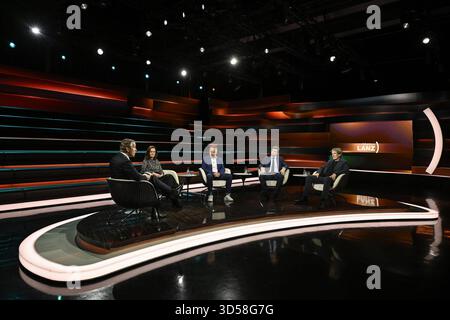 Talkrunde bei Markus Lanz , ZDF 11/25 her Markus Lanz, Julia Löhr, Prof. Andreas Peichl, Prof. Moritz Schularick und Harald Jähner v. li. Am 13. November 2025 in Markus Lanz , ZDF Aufzeichnung vom 12. November 2025 TV Fernsehen Talkshow Talk Show Deutschland deutsch deutscher Mann Männer Frau Journalistin Wirtschaftsexpertin FAZ Ökonom Volkswirt Wirtschaftswissenschaftler Wissenschaftler Wirtschaft ifo-Institut Italien Italienisch Italienisch Italienisch-deutscher Moderator Fotografie Fotograf Journalismus Journalismus Journalist Autor Autor Autor Gastgeberin deutsch-italienisch Stockfoto