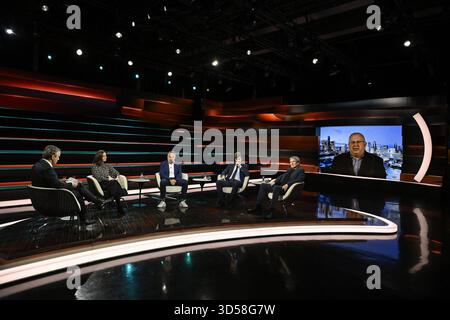 Talkrunde bei Markus Lanz , ZDF 11/25 her Markus Lanz, Julia Löhr, Prof. Andreas Peichl, Prof. Moritz Schularick, Harald Jähner und auf Bildschirm Monitor Rüdiger Bachmann v. li. Am 13. November 2025 in Markus Lanz , ZDF Aufzeichnung vom 12. November 2025 TV Fernsehen Talkshow Talkshow Talkshow Deutschland deutsch deutscher Mann Männer Frau Journalistin Wirtschaftsexpertin FAZ Ökonom Volkswirt Wirtschaftswissenschaftler Wissenschaftler Wirtschaft ifo-Institut Italien italienisch italienischer italienisch-deutscher Moderator Fotografie Fotograf Journalistin Journalismus Journalistin Journalistin Journalistin Journalistin Journalistin Journalistin Autorin Autorin Stockfoto