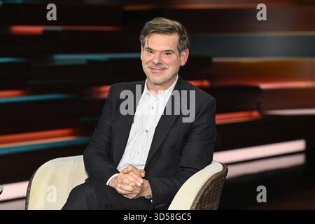 Gregor Peter Schmitz Journalist 11/25 ihr Gregor Peter Schmitz am 12. November 2025 in Markus Lanz , ZDF TV Fernsehen Talkshow Talkshow Talkshow Deutschland deutsch deutscher Mann Journalismus Chefredakteur STERN deutscher Journalismus quer halb sitzend lächelnd *** Gregor Peter Schmitz Journalist 11 25 Ihr Gregor Peter Schmitz am 12. November 2025 in Markus Lanz , ZDF TV Talkshow Talkshow Deutschland deutscher Mann Journalismus Chefredakteur STERN deutscher Journalismus Chefredakteur STERN deutscher Journalismus Kreuz halb sitzend lächelnd Stockfoto