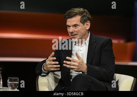 Gregor Peter Schmitz Journalist 11/25 ihr Gregor Peter Schmitz am 12. November 2025 in Markus Lanz , ZDF TV Fernsehen Talkshow Talkshow Talkshow Deutschland deutsch deutscher Mann Journalismus Chefredakteur STERN deutscher Journalismus quer halb sitzend sprechend gestikuliert *** Gregor Peter Schmitz Journalist 11 25 ihr Gregor Peter Schmitz am 12. November 2025 in Markus Lanz , ZDF TV Talkshow Talkshow Deutschland deutscher Mann Journalismus Chefredakteur STERN deutscher Journalismus Chefredakteur STERN deutscher Journalismus Kreuz halb sitzend Sprechen gestikulierend Stockfoto