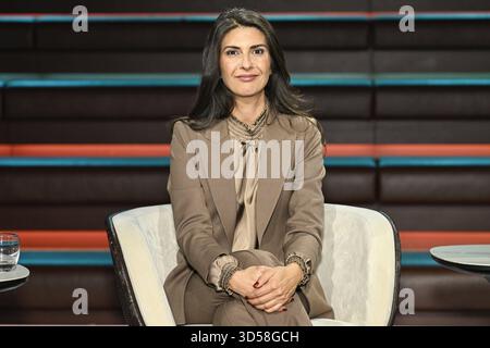 Serap Güler Politikerin 11/25 ihr Serap Güler am 12. November 2025 in Markus Lanz , ZDF TV Fernsehen Talkshow Talkshow Talkshow Deutschland deutsch deutsche Politik CDU deutsche Politikerin quer halb sitzend lächelnd *** Serap Güler Politikerin 11 25 Ihr Serap Güler am 12. November 2025 in Markus Lanz , ZDF TV Talkshow Talkshow Deutschland deutsche Politik CDU deutsche Politikerin kreuzt halb sitzend lächelnd Stockfoto