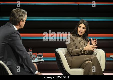 Markus Lanz mit Serap Güler 11/25 ihr Markus Lanz und Serap Güler am 12. November 2025 in Markus Lanz , ZDF TV Fernsehen Talkshow Talkshow Talkshow Talkshow Deutschland deutsch deutsche Mann Frau Politikerin Politik CDU Italienisch-deutscher italienischer Journalist Journalismus Moderatorin Autor Fotografie Fotograf deutsche Politikerin italienisch-deutsche Journalistin Moderatorin Fotografin Autorin quer halb sitzend sprechend gestikuliert zuhörend *** Markus Lanz mit Serap Güler 11 25 ihr Markus Lanz und Serap Güler am 12. November 2025 in Markus Lanz , ZDF TV Talkshow Germa TV Talkshow Germa Stockfoto