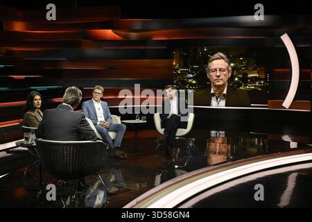 Talkrunde bei Markus Lanz , ZDF 11/25 her Serap Güler, Markus Lanz, Daniel Thym, Gregor Peter Schmitz und auf Monitor Bildschirm Achim Vogt v. li. Am 12. November 2025 in Markus Lanz , ZDF TV Fernsehen Talkshow Talkshow Talkshow Deutschland deutsch deutscher Mann Männer Frau Politikerin Politik CDU Migrationsforscher Rechtswissenschaftler Jurist Journalist Journalismus Moderator Moderation Autor Fotografie Fotograf Politologe Politikwissenschaftler Wissenschaft Stockfoto