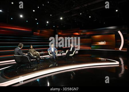 Talkrunde bei Markus Lanz , ZDF 11/25 her Markus Lanz, Serap Güler, Daniel Thym und Gregor Peter Schmitz v. li. Am 12. November 2025 in Markus Lanz , ZDF TV Fernsehen Talkshow Talkshow Talk Show Deutschland deutsch deutscher deutscher Mann Männer Frau Politikerin Politik CDU Migrationsforscher Rechtswissenschaftler Jurist deutsch-italienischer Journalist Journalismus Moderator Moderation Autor Fotografie Fotograf deutsche Politikerin deutsch-italienische Journalistin Moderatorin Fotografin Autorin Politikerin Autorin Politikerin Rechtsanwalt quer ganz sitzend sprechend gestikuliert zuhörend *** Talkrunde bei Markus Lanz Stockfoto