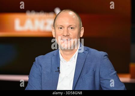 Justus Bender Journalist 11/25 ihr Justus Bender am 11. November 2025 in Markus Lanz , ZDF TV Fernsehen Talkshow Talkshow Deutschland deutsch deutscher Mann FAS Journalismus quer Porträt lächelnd *** Justus Bender Journalist 11 25 ihr Justus Bender am 11. November 2025 in Markus Lanz , ZDF TV Talkshow Talk Show Deutschland deutscher Mann FAS Journalismus deutscher Journalismus Kreuzporträt lächelnd Stockfoto