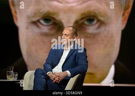 Justus Bender Journalist 11/25 ihr Justus Bender am 11. November 2025 in Markus Lanz , ZDF Bildschirm Monitor Wladimir Putin TV Fernsehen Talkshow Talkshow Talkshow Show Deutschland deutsch deutscher Mann FAS Journalismus german Journalism quer halb sitzend sprechend gestikuliert *** Justus Bender Journalist 11 25 Ihr Justus Bender am 11. November 2025 in Markus Lanz , ZDF Bildschirm Monitor Wladimir Putin TV Fernsehen Talkshow Talkshow Talkshow Show Deutschland deutsch deutscher Mann FAS Journalismus german Journalismus quer halb sitzend sprechend gestikuliert Stockfoto