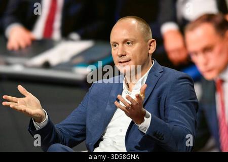 Justus Bender Journalist 11/25 ihr Justus Bender am 11. November 2025 in Markus Lanz , ZDF Bildschirm Monitor Tino Chrupalla TV Fernsehen Talkshow Talkshow Talkshow Show Deutschland deutsch deutscher Mann FAS Journalismus german Journalism quer halb sitzend sprechend gestikuliert *** Justus Bender Journalist 11 25 Ihr Justus Bender am 11. November 2025 in Markus Lanz , ZDF Bildschirm Monitor Tino Chrupalla TV Talkshow Talkshow Talkshow Talkshow Show Deutschland deutsch deutscher Mann FAS Journalismus German Journalismus german Journalismus quer halb sitzend sprechend gestikuliert Stockfoto