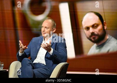 Justus Bender Journalist 11/25 ihr Justus Bender am 11. November 2025 in Markus Lanz , ZDF TV Fernsehen Talkshow Talkshow Talkshow Deutschland deutsch deutscher Mann FAS Journalismus quer halb sitzend sprechend gestikuliert *** Justus Bender Journalist 11 25 Ihr Justus Bender am 11. November 2025 in Markus Lanz , ZDF TV Talkshow Talk Show Deutschland deutscher Mann FAS Journalismus deutscher Journalismus Cross Sitting Talking Gestikulierend Stockfoto