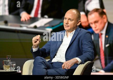 Justus Bender Journalist 11/25 ihr Justus Bender am 11. November 2025 in Markus Lanz , ZDF Bildschirm Monitor Tino Chrupalla TV Fernsehen Talkshow Talkshow Talkshow Show Deutschland deutsch deutscher Mann FAS Journalismus german Journalism quer halb sitzend sprechend gestikuliert *** Justus Bender Journalist 11 25 Ihr Justus Bender am 11. November 2025 in Markus Lanz , ZDF Bildschirm Monitor Tino Chrupalla TV Talkshow Talkshow Talkshow Talkshow Show Deutschland deutsch deutscher Mann FAS Journalismus German Journalismus german Journalismus quer halb sitzend sprechend gestikuliert Stockfoto