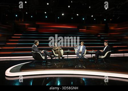 Talkrunde bei Markus Lanz , ZDF 11/25 her Markus Lanz, Serap Güler, Daniel Thym und Gregor Peter Schmitz v. li. Am 12. November 2025 in Markus Lanz , ZDF TV Fernsehen Talkshow Talkshow Talk Show Deutschland deutsch deutscher Mann Männer Frau Politikerin Politik CDU Migrationsforscher Rechtswissenschaftler Jurist deutsch-italienischer Journalist Journalismus Moderator Moderation Autor Fotografie Fotograf deutsche Politikerin deutsch-italienische Journalistin Moderatorin Fotografin Autorin Autorin Rechtsanwalt quer ganz sitzend sprechend gestikuliert zuhörend *** Talk Round bei Markus Lanz , ZDF 11 Stockfoto