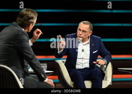 Markus Lanz li. mit Tino Chrupalla 11/25 her Markus Lanz li. Und Tino Chrupalla am 11. November 2025 in Markus Lanz , ZDF TV Fernsehen Talkshow Talkshow Talkshow Deutschland deutsch deutscher Mann Männer Politik Politiker Co-Vorsitzender Parteivorsitzender AfD Journalist Journalismus Moderator Autor Fotografie Fotograf 2025 Stockfoto