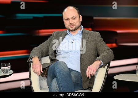 Wladimir Kara-Mursa Politiker 11/25 ihr Wladimir Kara-Mursa am 11. November 2025 in Markus Lanz , ZDF TV Fernsehen Talkshow Talkshow Talkshow Deutschland russisch-britisch britischer russischer Mann Politik Journalist Journalismus russischer britischer Journalismus Politiker quer halb sitzend lächelnd *** Wladimir Kara Mursa Politiker 11 25 Ihr Wladimir Kara Mursa am 11. November 2025 in Markus Lanz Stockfoto